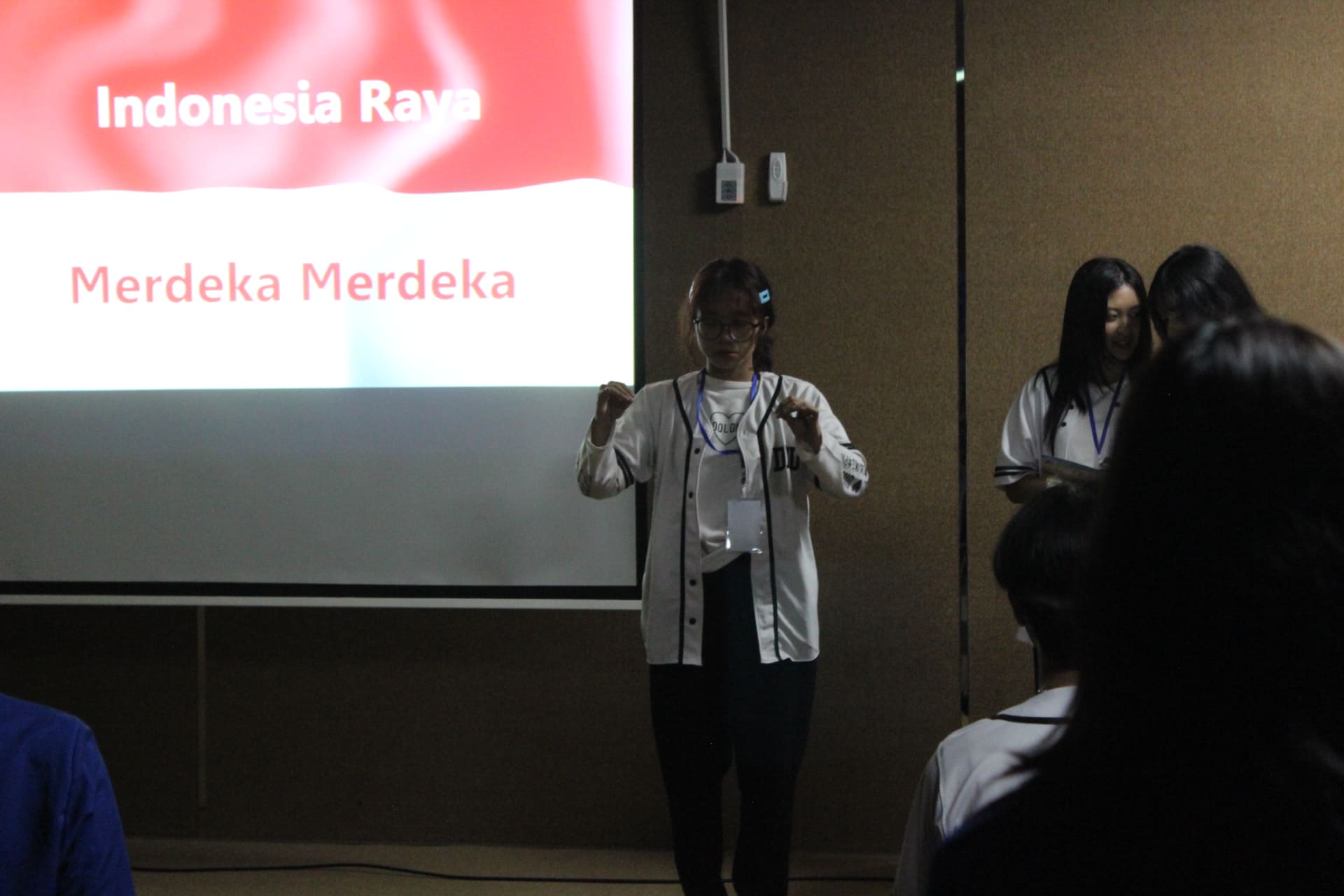 Menyanyikan Indonesia Raya dan Hymne Udinus